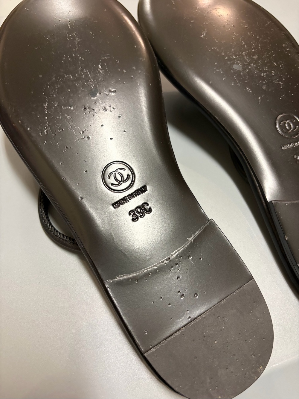 Black Leather CC Thong Sandals with Gold Logo Hardware. Size 39 US8 - Picture 4 of 9